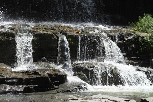 Kleiner Wasserfall auf Felsen