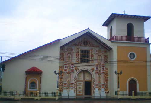 Kolonialkirche mit verziertem Eingang und Glockenturm.