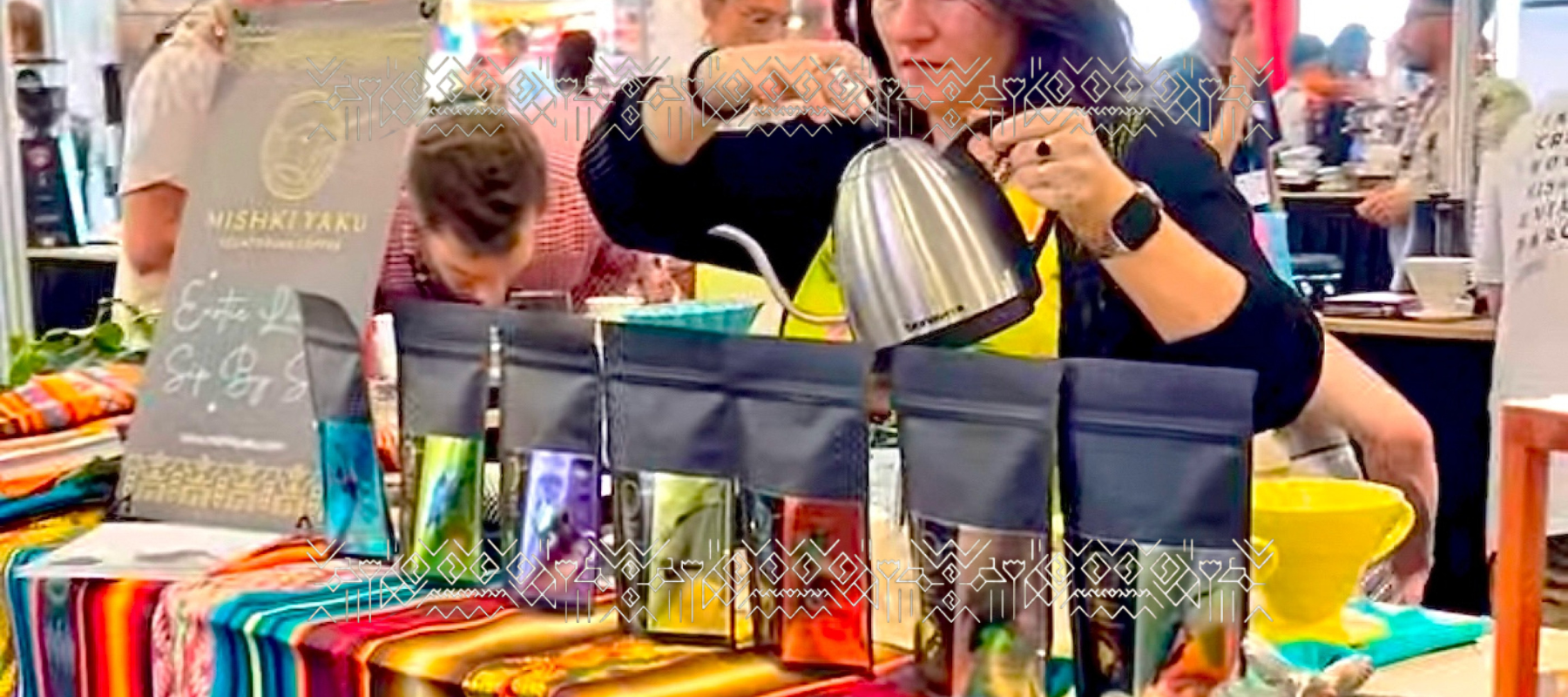 Eine Frau gießt Kaffee